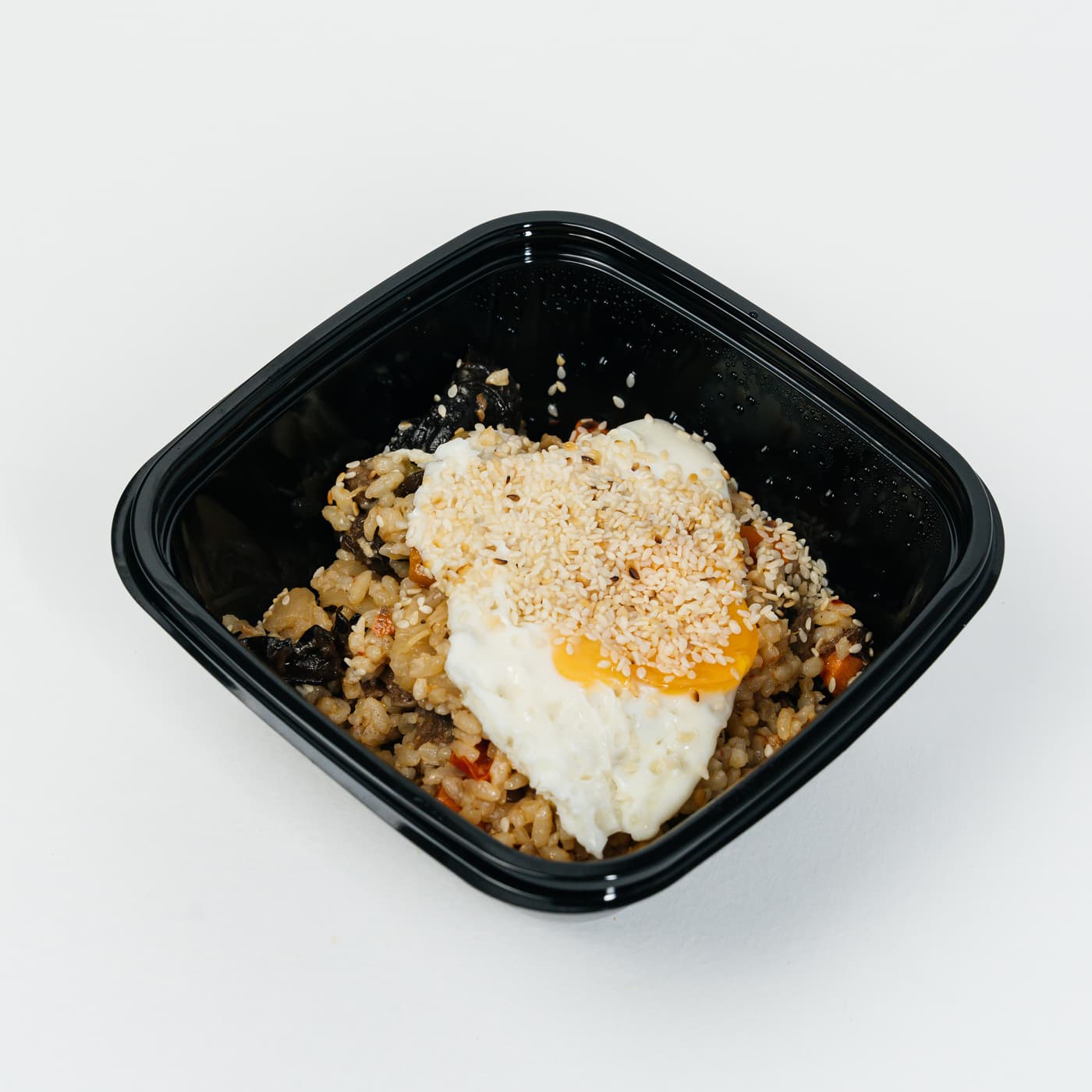 Говядина с рисом , кимчи и яйцом 230/40гр